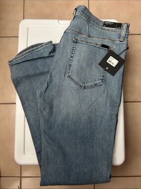 NWT Joe’s Jeans The Brixton Light Wash Straight and Narrow Jeans